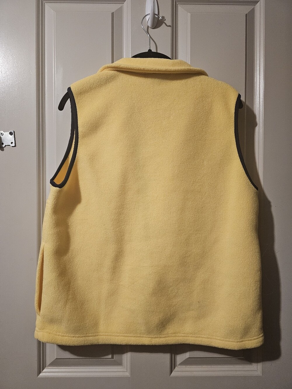 Women's L.L. Bean Pale Yellow Fleece Zip Vest with Dark Trim VTG - Picture 6 of 8